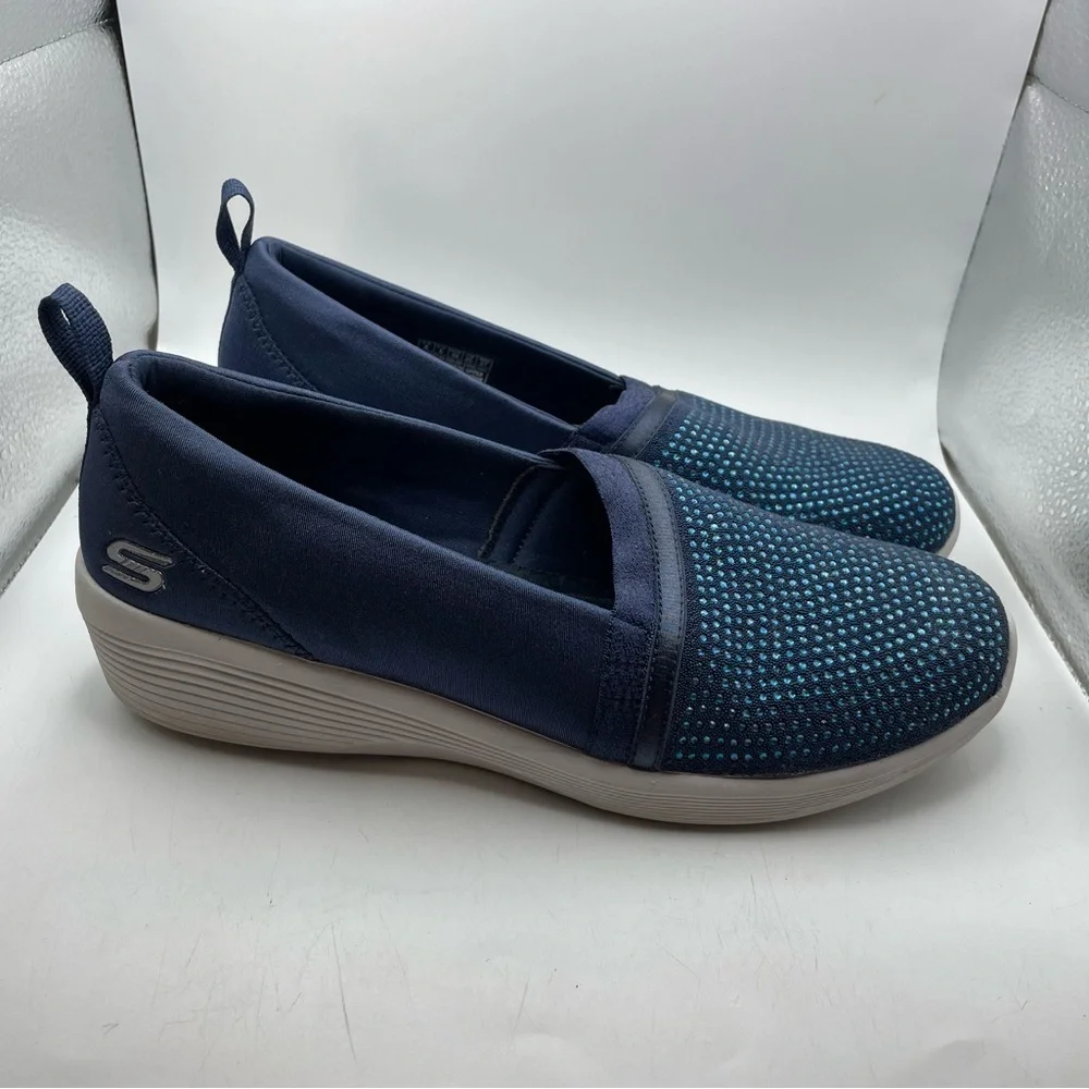 Skechers gently used